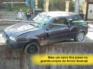 Mais um carro fica preso no guarda-corpos do Arroio Guarujá - Adília Cruz da Silveira-O Jornalecão
