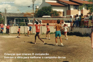 Crianças que criaram O Jornalecão tiveram a ideia para melhorar o campinho - Foto Jorge Seadi